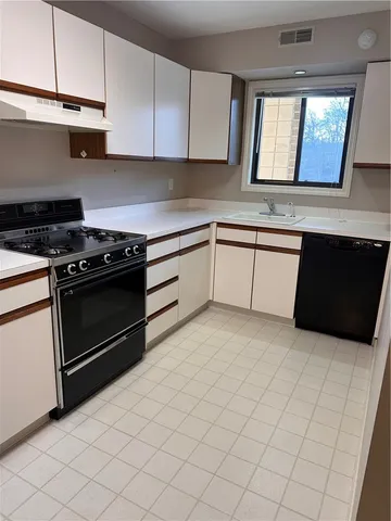 $2,000 | 650 East Greenwich Avenue, Unit 207, West Warwick, RI 02893