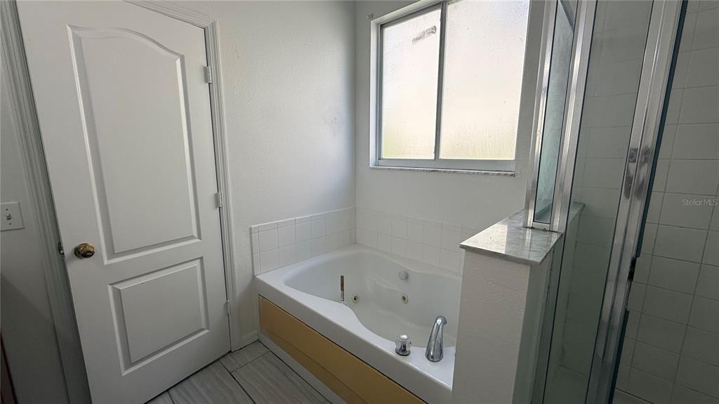 4484 Philadelphia Circle Kissimmee, FL 34746 - Photo 42 of 56 a bathroom with a bathtub