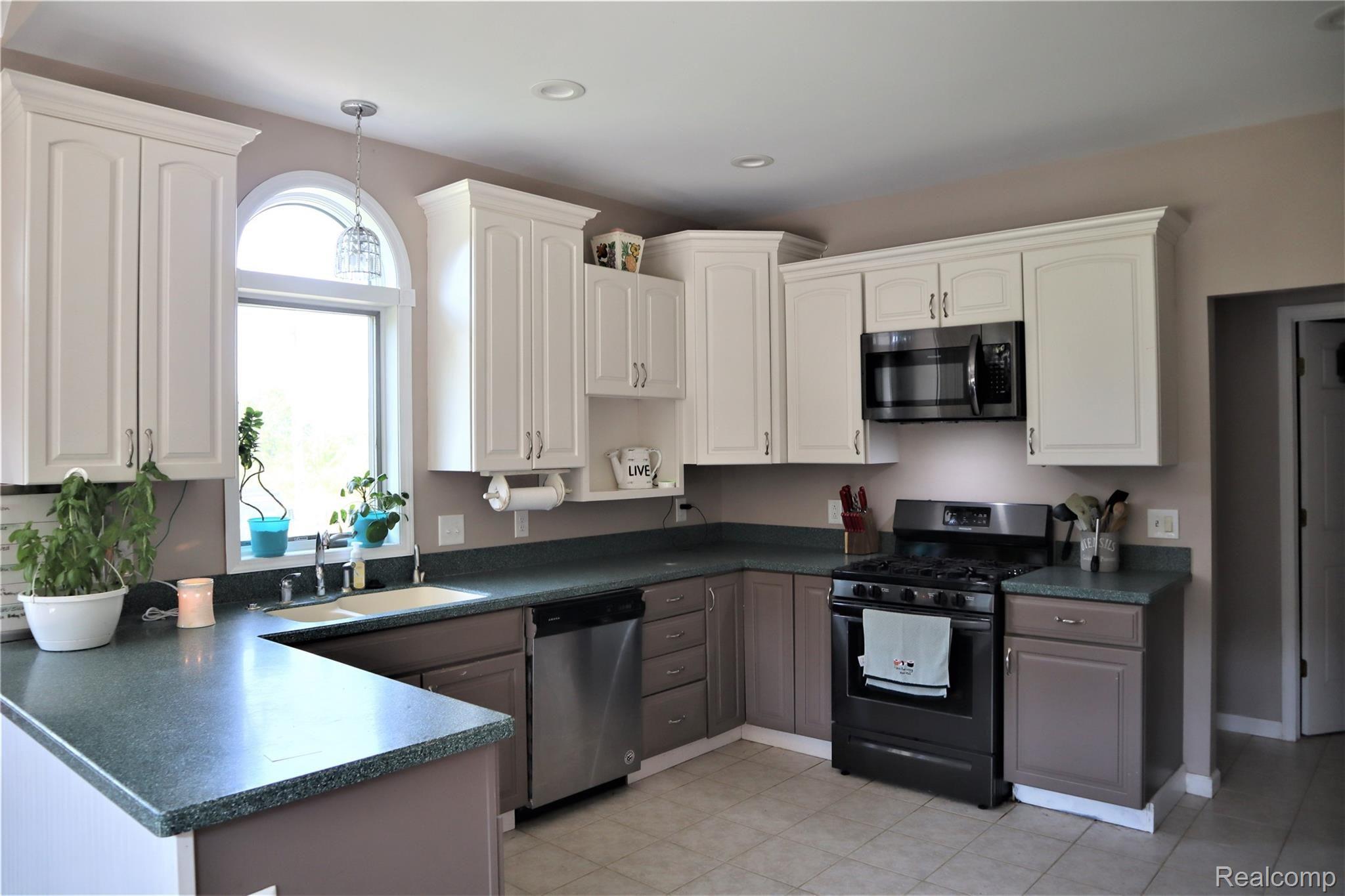 3428 Beck Road Howell, MI 48843 - Photo 9 of 22 Large kitchen, with newer (2020) gas range, microwave and refrigerator