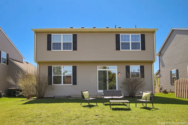 a view of a house with backyard