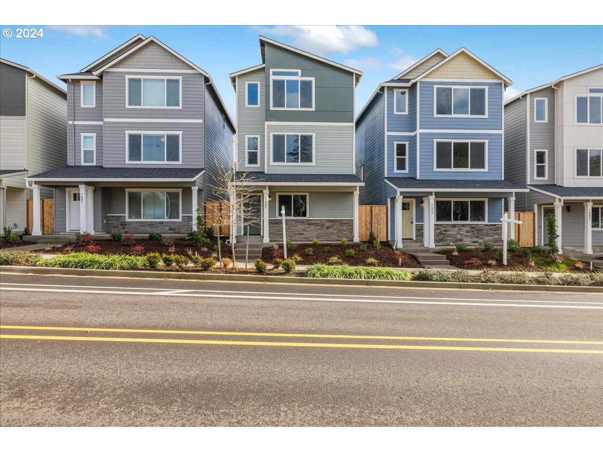 1485 North Chehalis Lane Newberg, OR 97132 - Photo 1 of 38 a front view of a residential houses