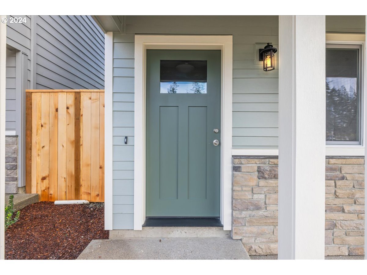 1485 North Chehalis Lane Newberg, OR 97132 - Photo 5 of 38 a view of an entryway of house