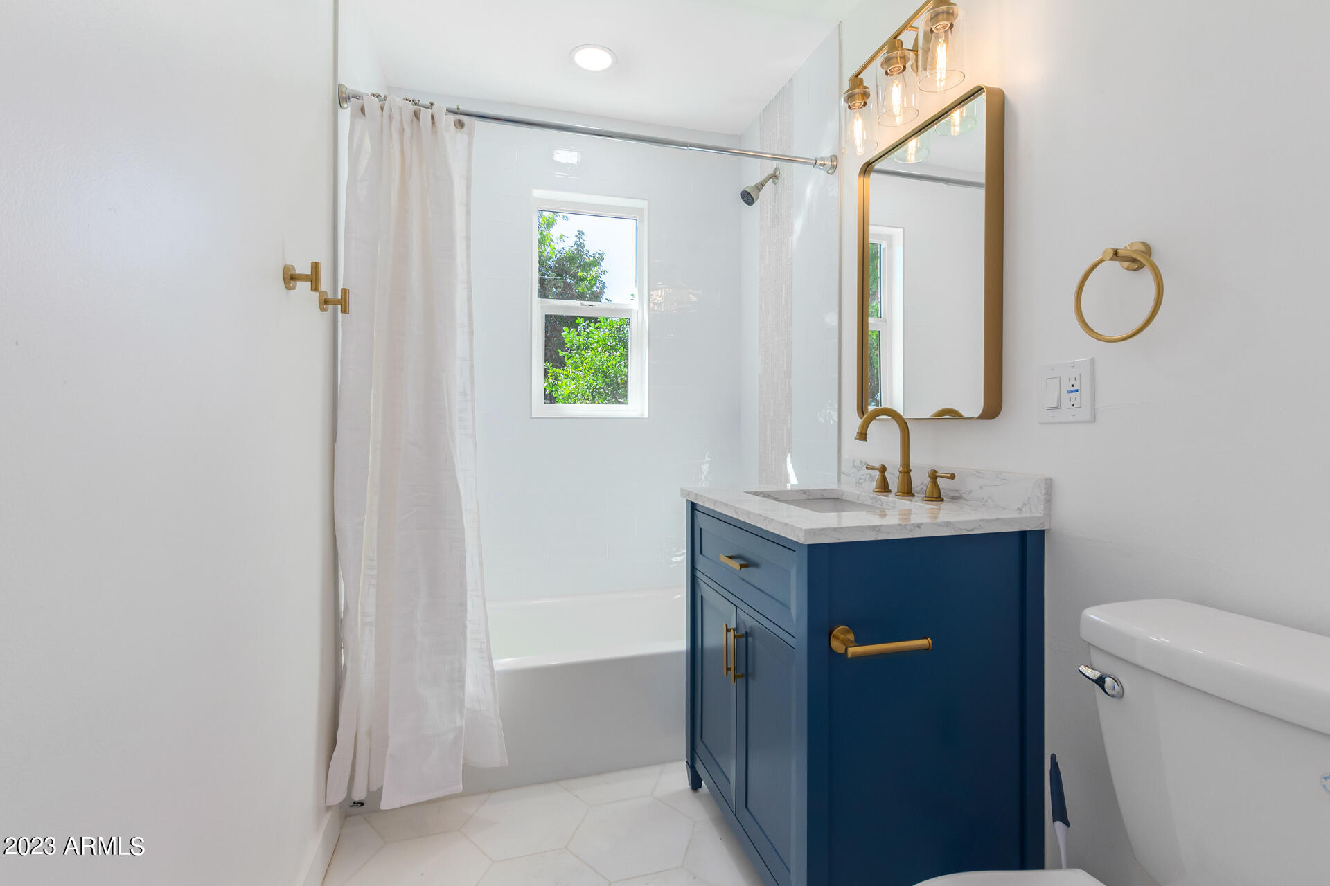 219 West Ruth Avenue Phoenix, AZ 85021 - Photo 21 of 23 Bathroom