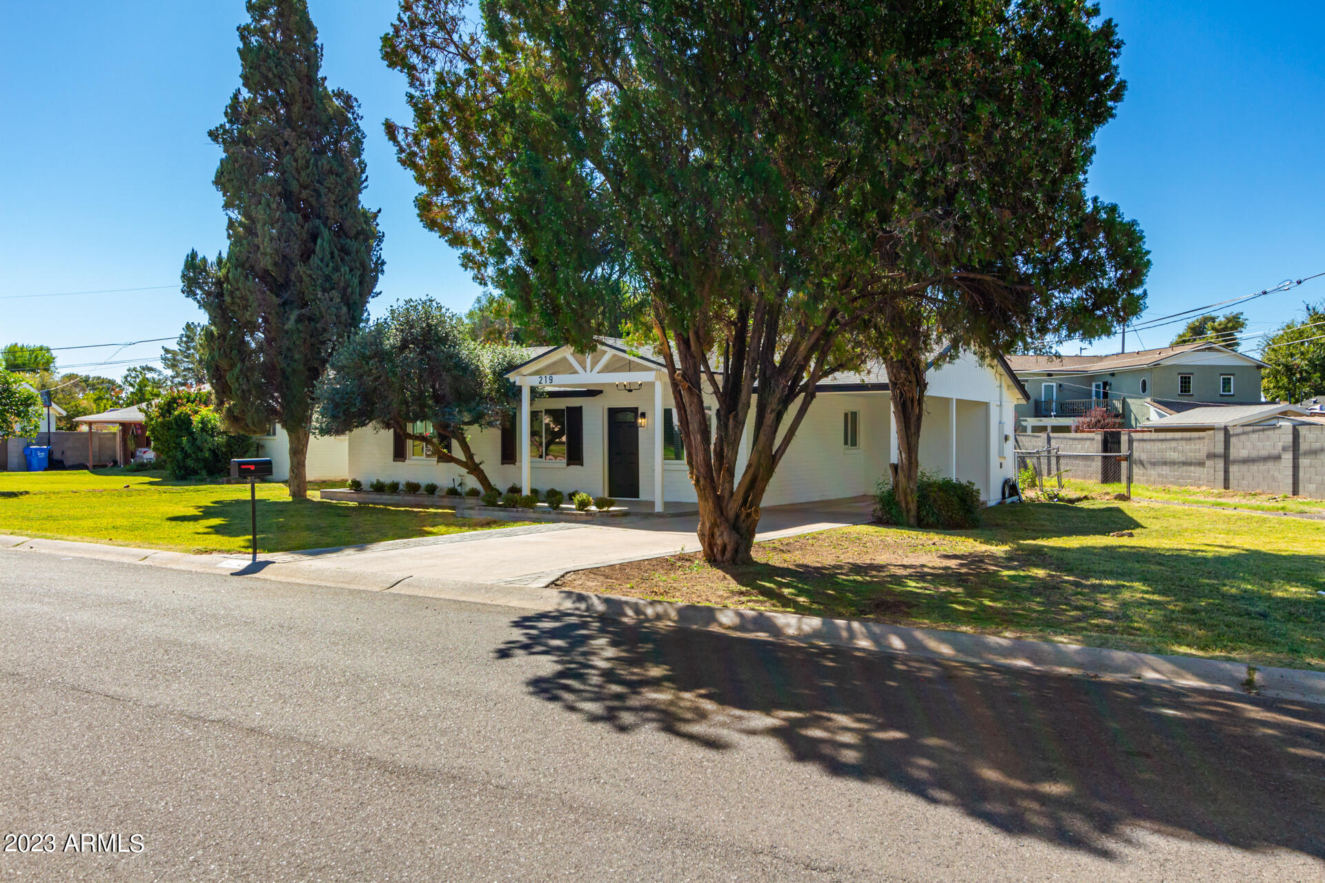 219 West Ruth Avenue Phoenix, AZ 85021 - Photo 3 of 23 Front