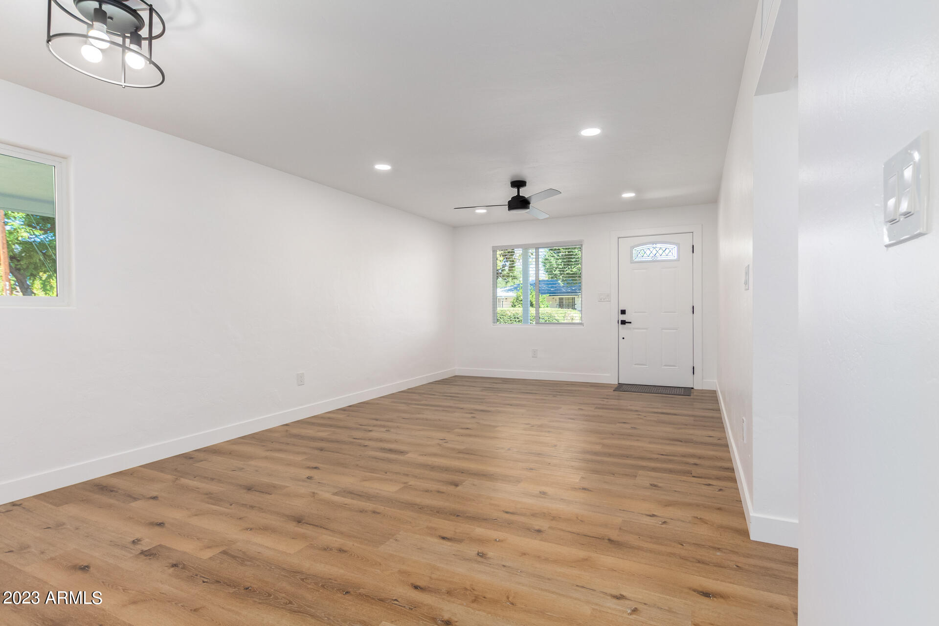 219 West Ruth Avenue Phoenix, AZ 85021 - Photo 6 of 23 Living room