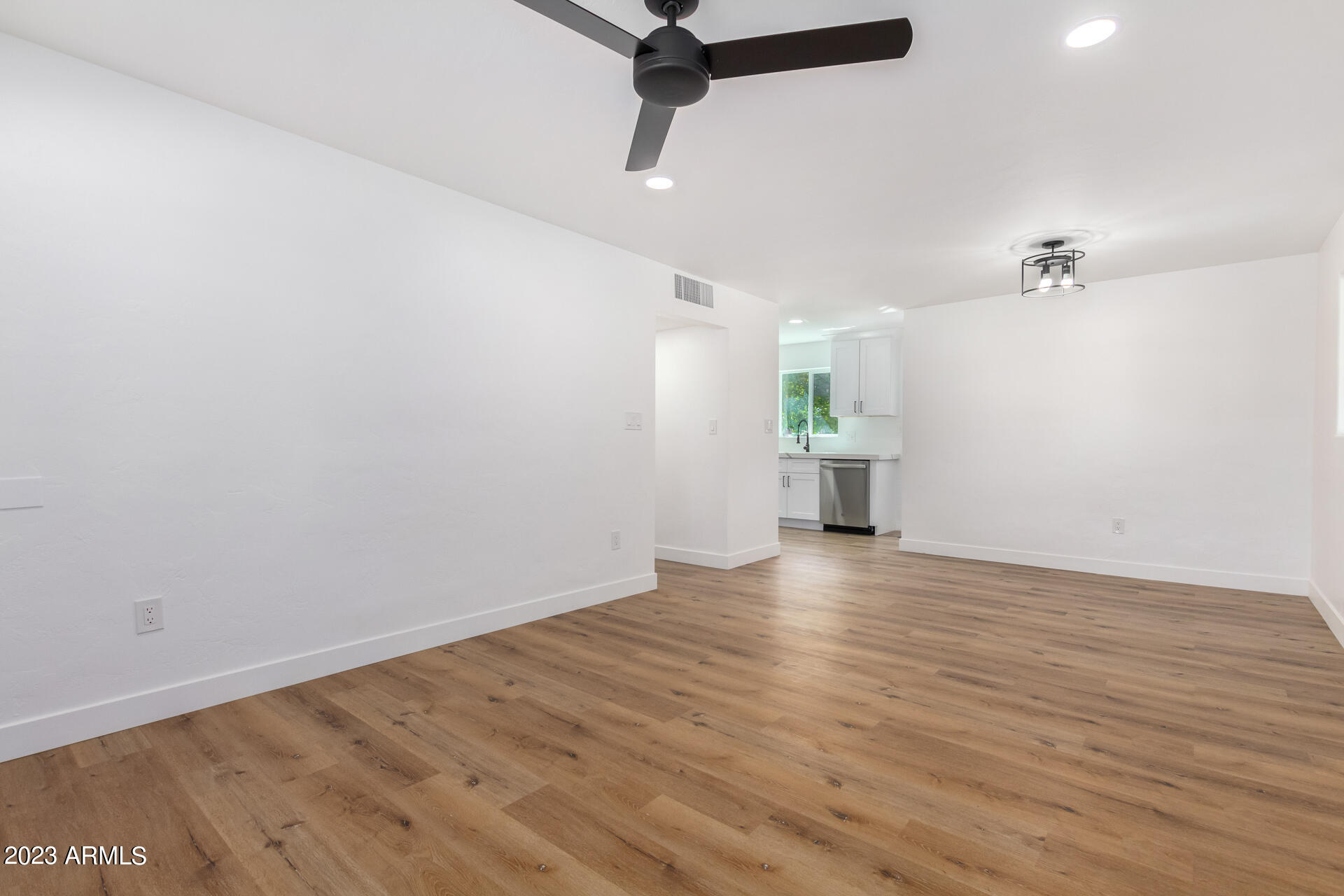 219 West Ruth Avenue Phoenix, AZ 85021 - Photo 7 of 23 Living room