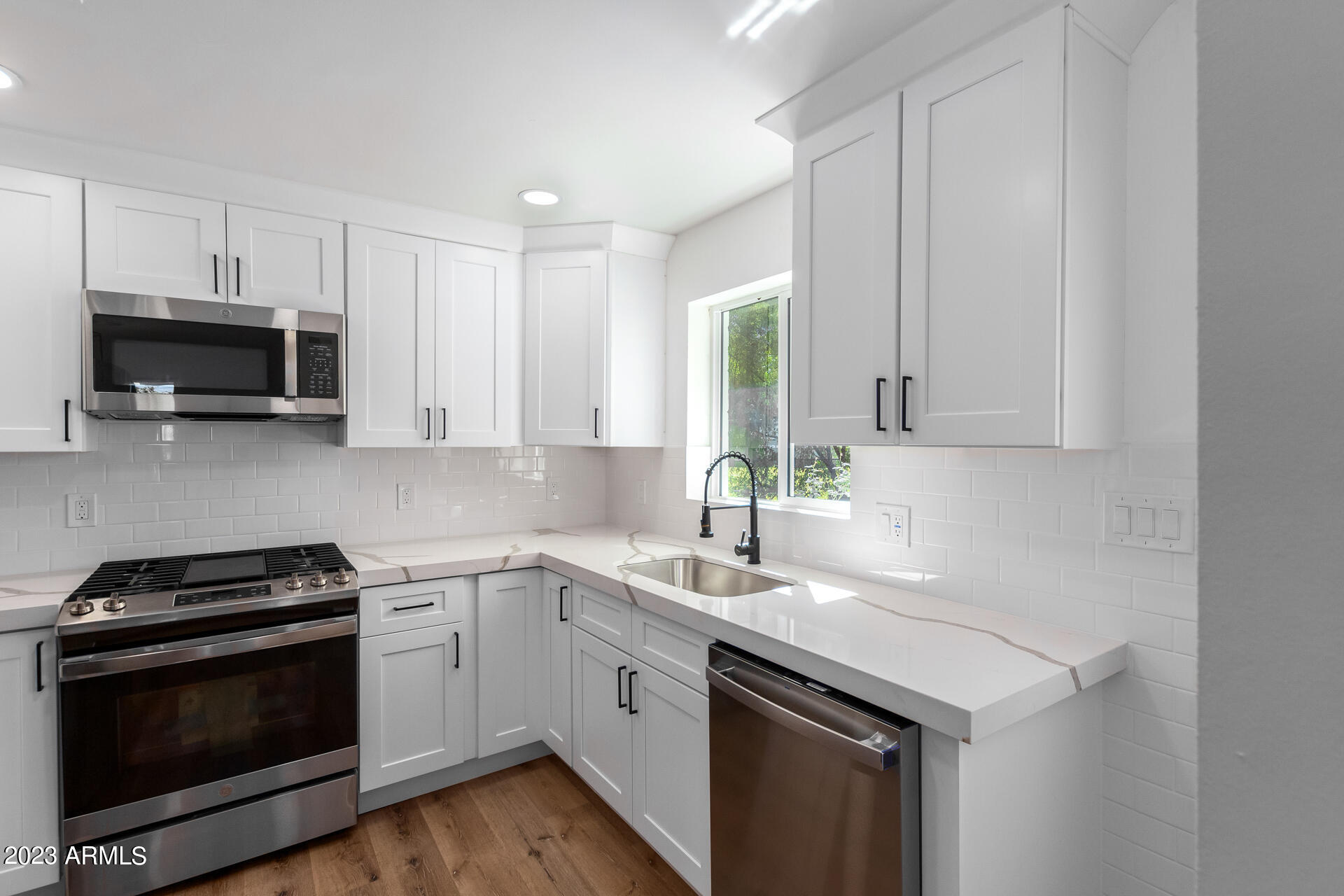219 West Ruth Avenue Phoenix, AZ 85021 - Photo 9 of 23 Kitchen