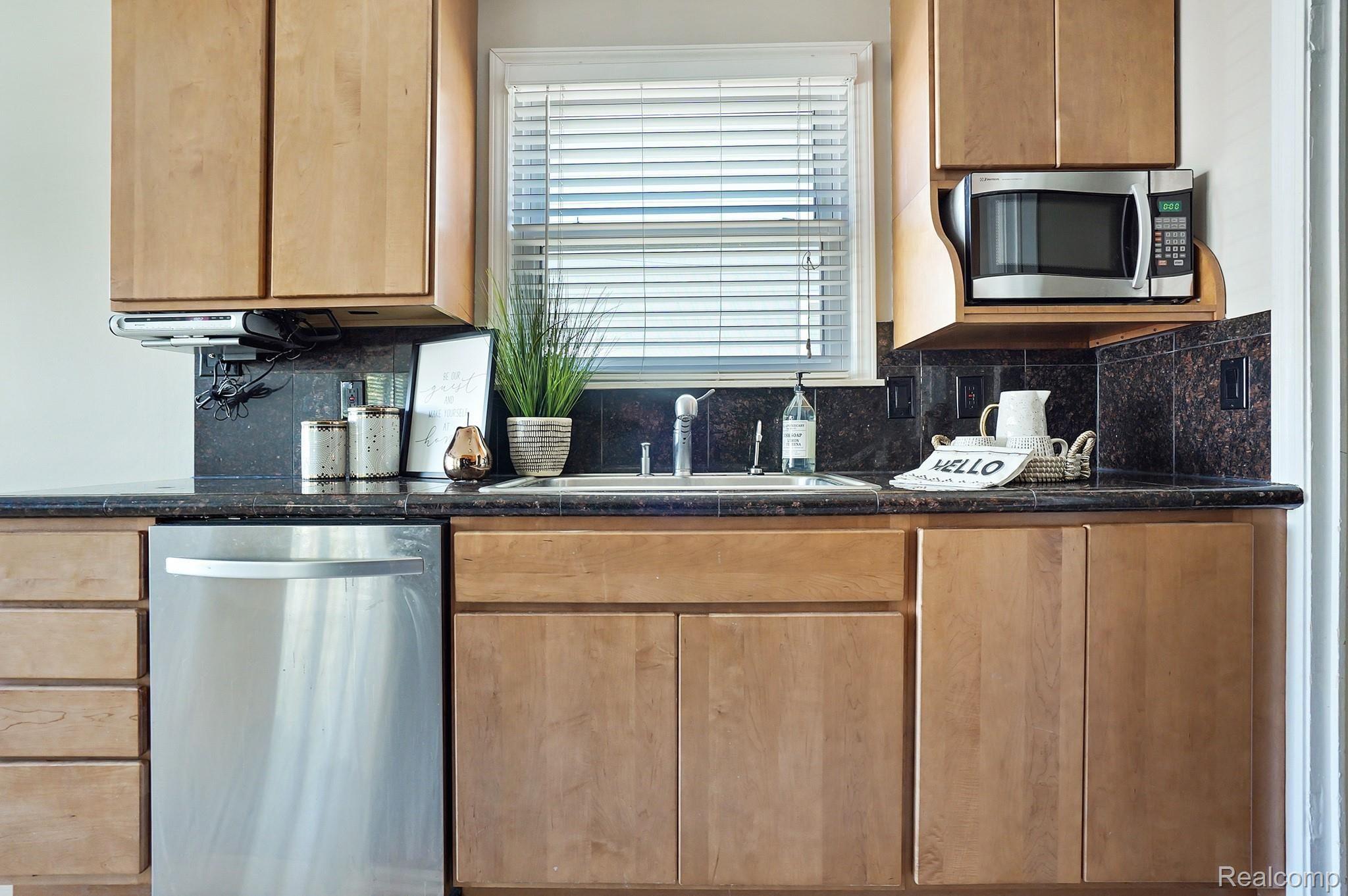 1009 Cambridge Road Berkley, MI 48072 - Photo 11 of 25 Updated Kitchen .jpg