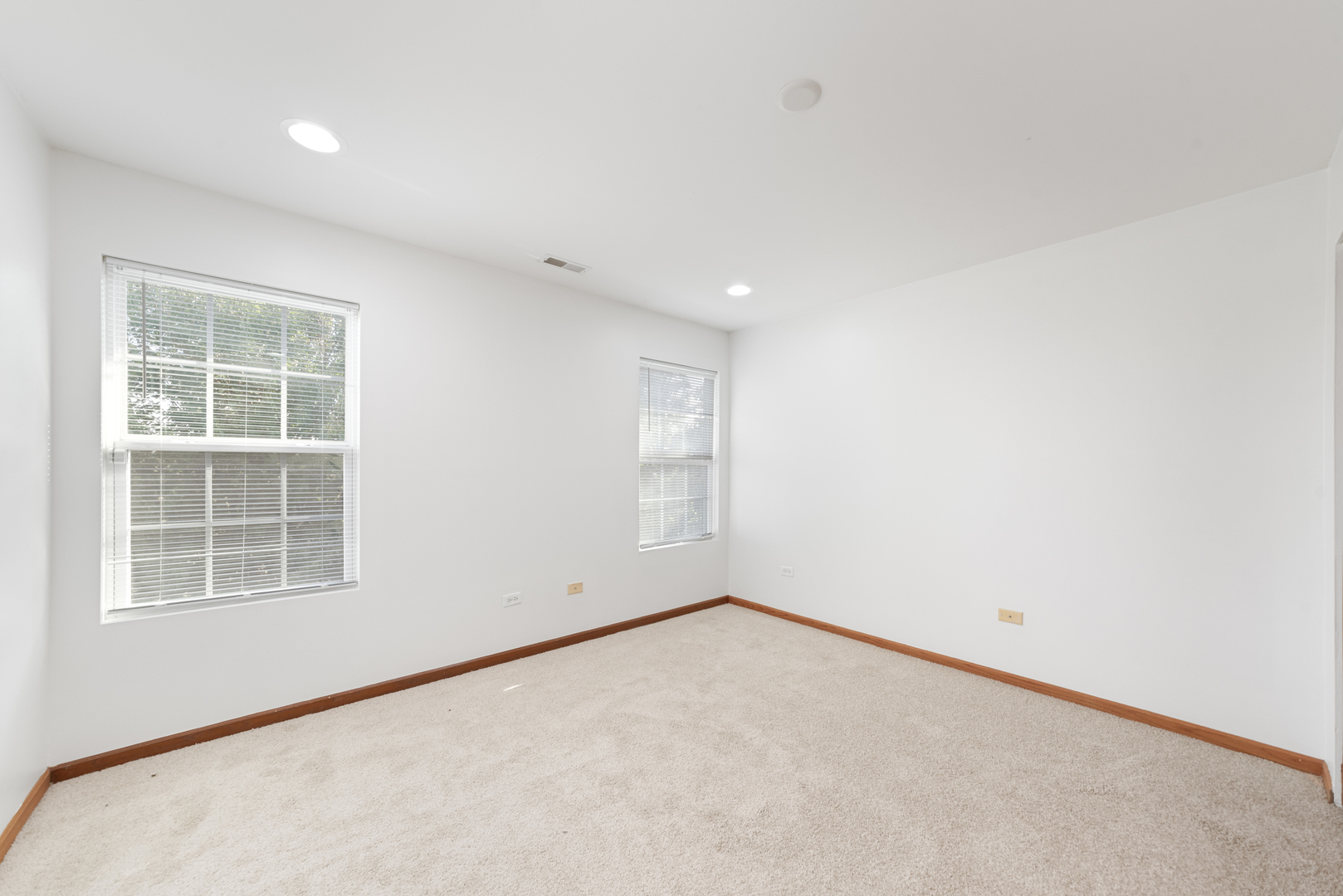 278 South Oak Creek Lane Romeoville, IL 60446 - Photo 11 of 16 an empty room with a window