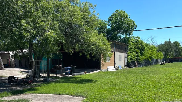 a view of a back yard