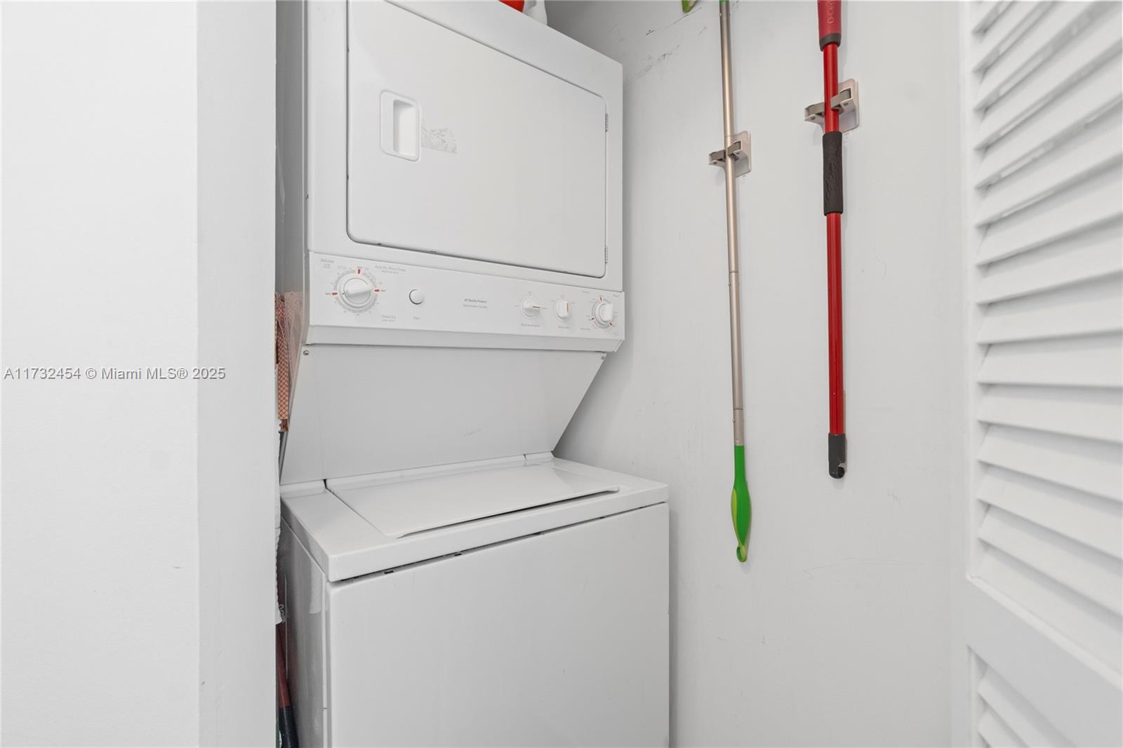 79 Southwest 12th Street, Unit 2001S Miami, FL 33130 - Photo 19 of 29 a utility room with dryer and washer
