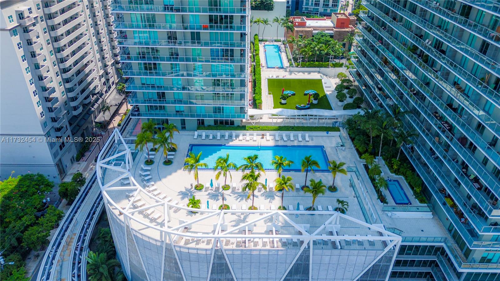 79 Southwest 12th Street, Unit 2001S Miami, FL 33130 - Photo 21 of 29 a view of table and chairs in patio
