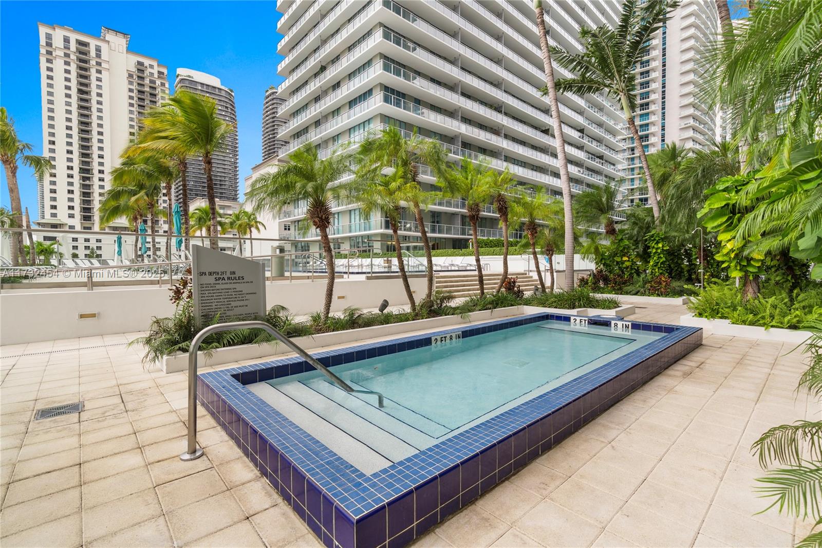 79 Southwest 12th Street, Unit 2001S Miami, FL 33130 - Photo 26 of 29 a view of a patio with a outdoor seating