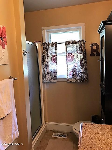 659 Suggs Road Tarboro, NC 27886 - Photo 12 of 24 659 Suggs Rd batha (2)