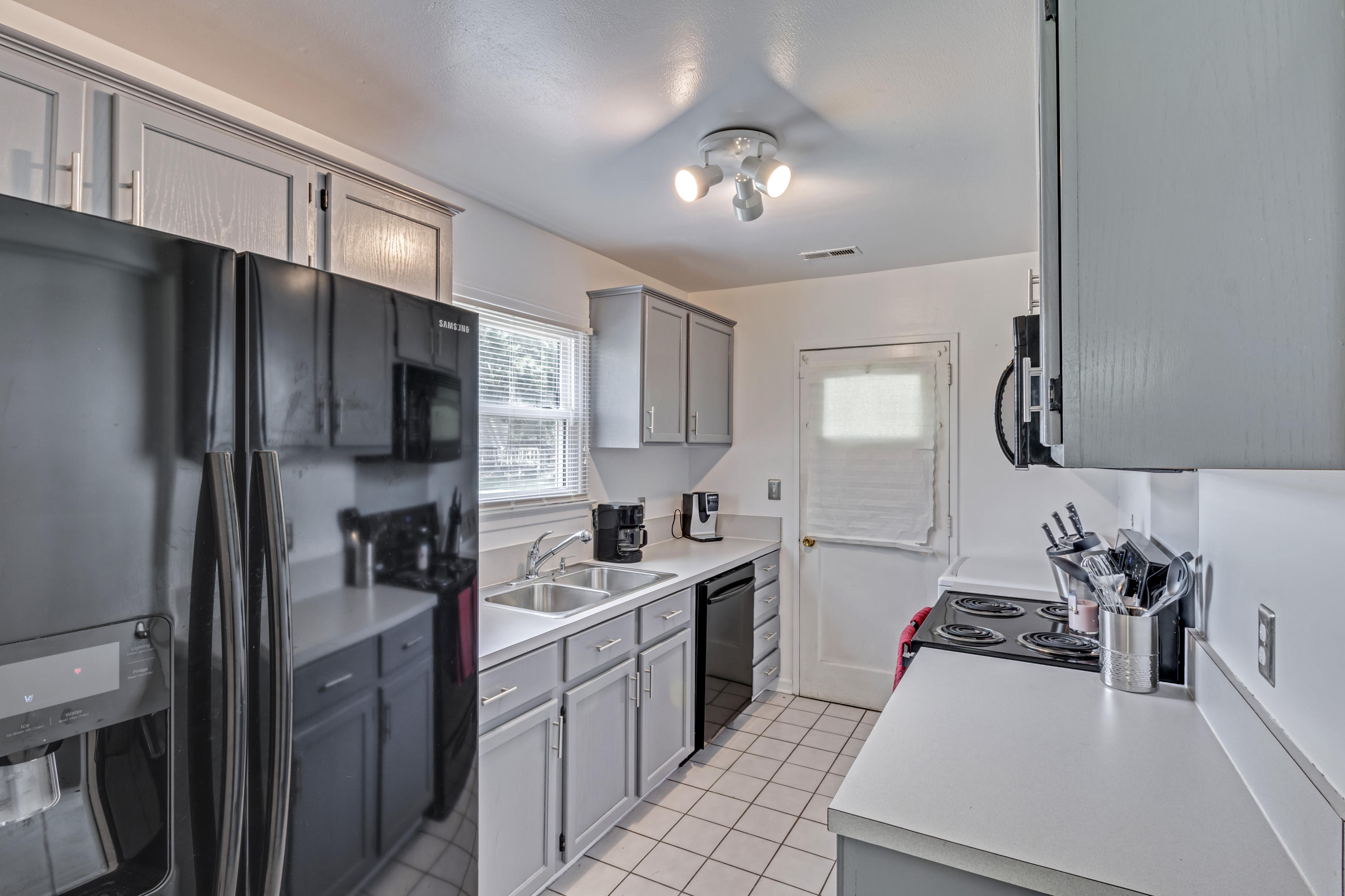 1218 Hawthorne Road Hanahan, SC 29410 - Photo 8 of 23 8