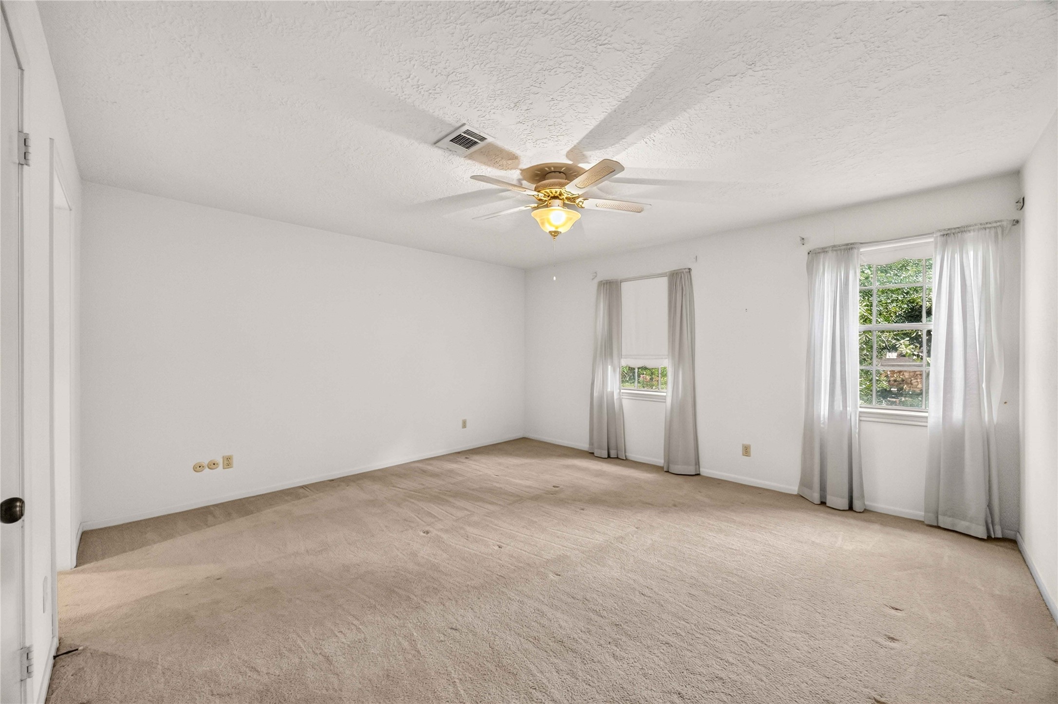 6302 Meadowtrace Drive Spring, TX 77389 - Photo 28 of 35 Bedroom 5 overlooks the front lawn and offers generous space, an oversized closet and private vanity area.