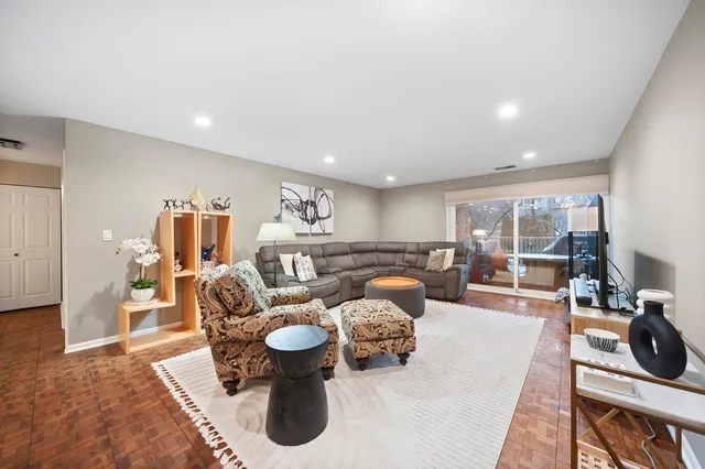 $425,000 | 1220 Rudolph Drive, Unit 1B, Northbrook, IL 60062