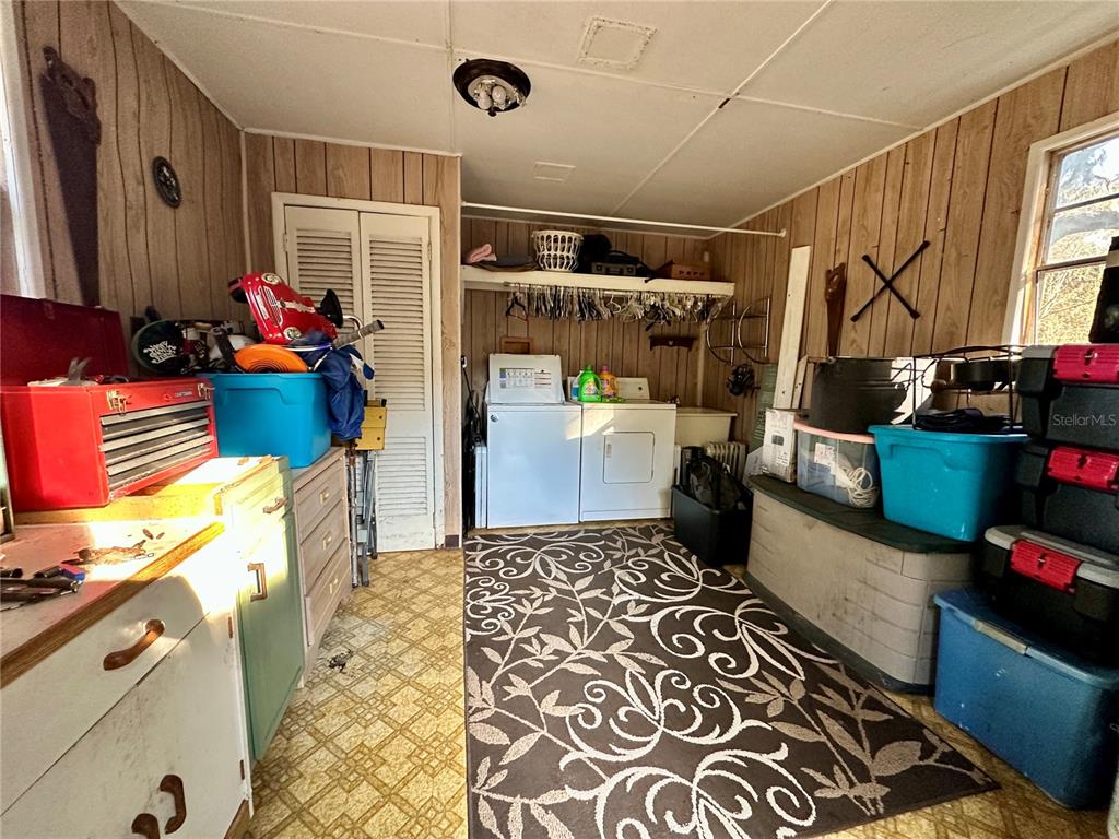 13565 Northeast 38th Avenue Anthony, FL 32617 - Photo 23 of 39 a kitchen with a refrigerator and a stove