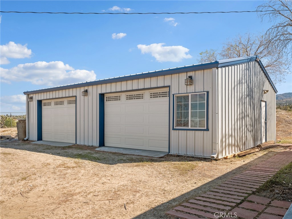 599 Smoke Tree Road Pinon Hills, CA 92372 - Photo 23 of 34 a front view of a house