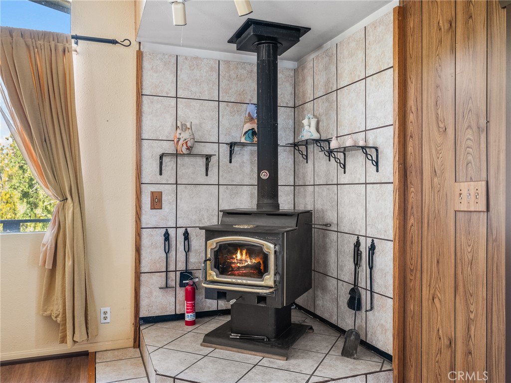 599 Smoke Tree Road Pinon Hills, CA 92372 - Photo 5 of 34 a utility room with dryer and washer