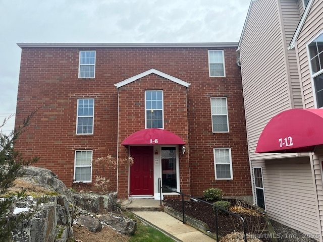5 Heather Ridge, Unit 5 Shelton, CT 06484 - Photo 1 of 1 a front view of a house with yard