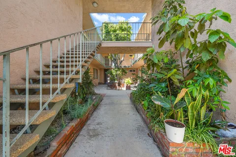 $442,000 | 4358 Berryman Avenue, Unit 9, Los Angeles, CA 90066