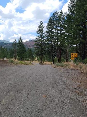 a sign that is sitting on a brick wall