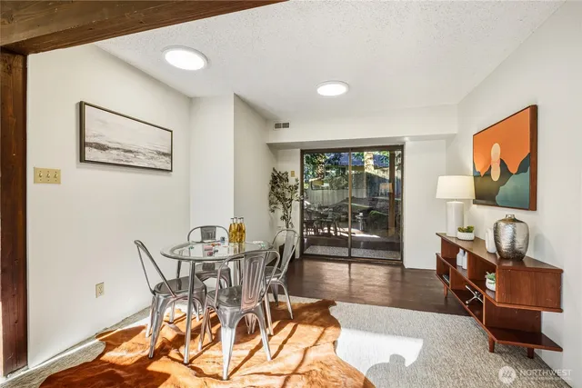 $1,250,000 | 10027 169th Avenue Northeast, Redmond, WA 98052