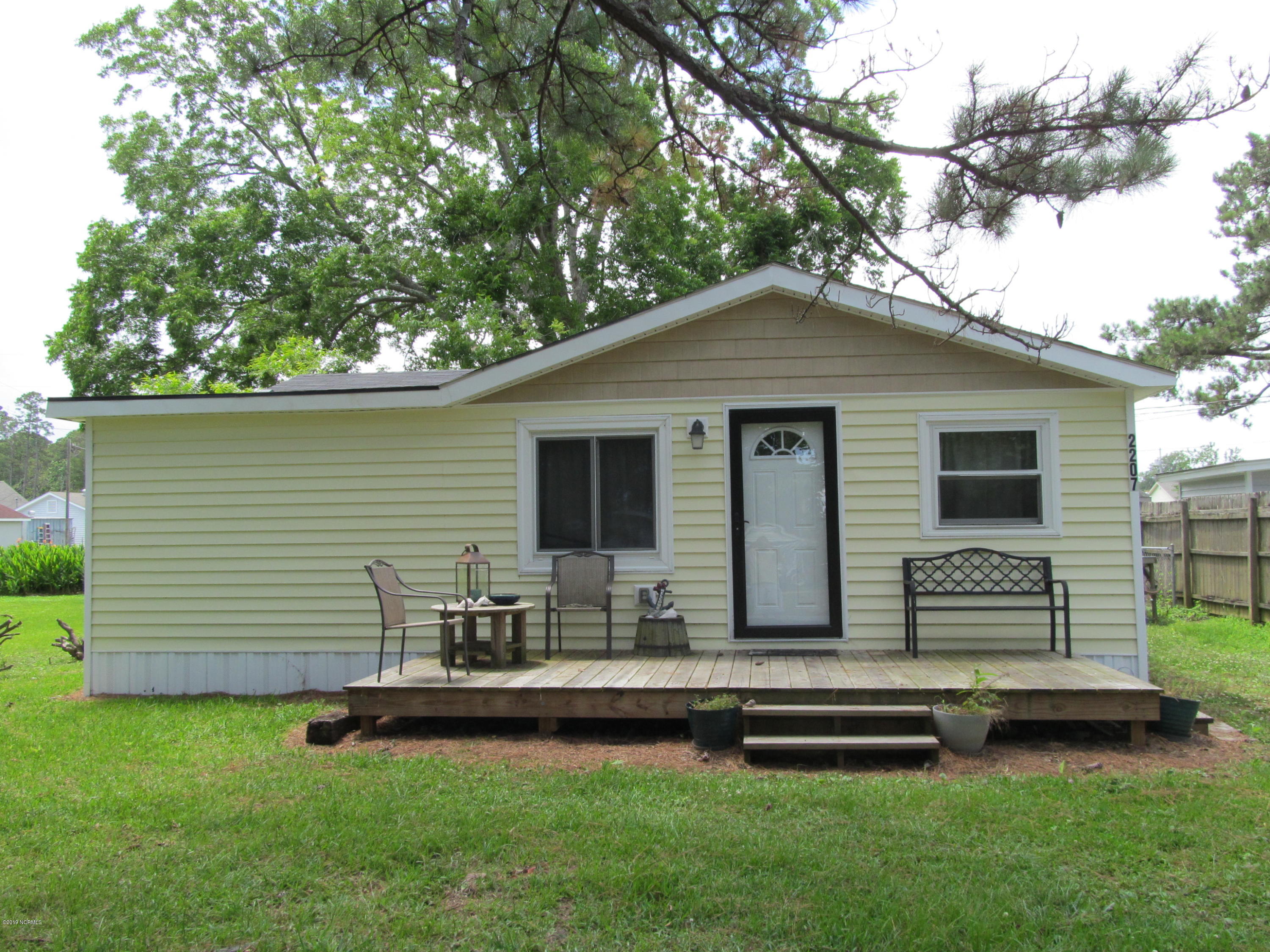 2207 Crab Point Loop Road Morehead City, NC 28557 - Photo 1 of 14 Primary Photo