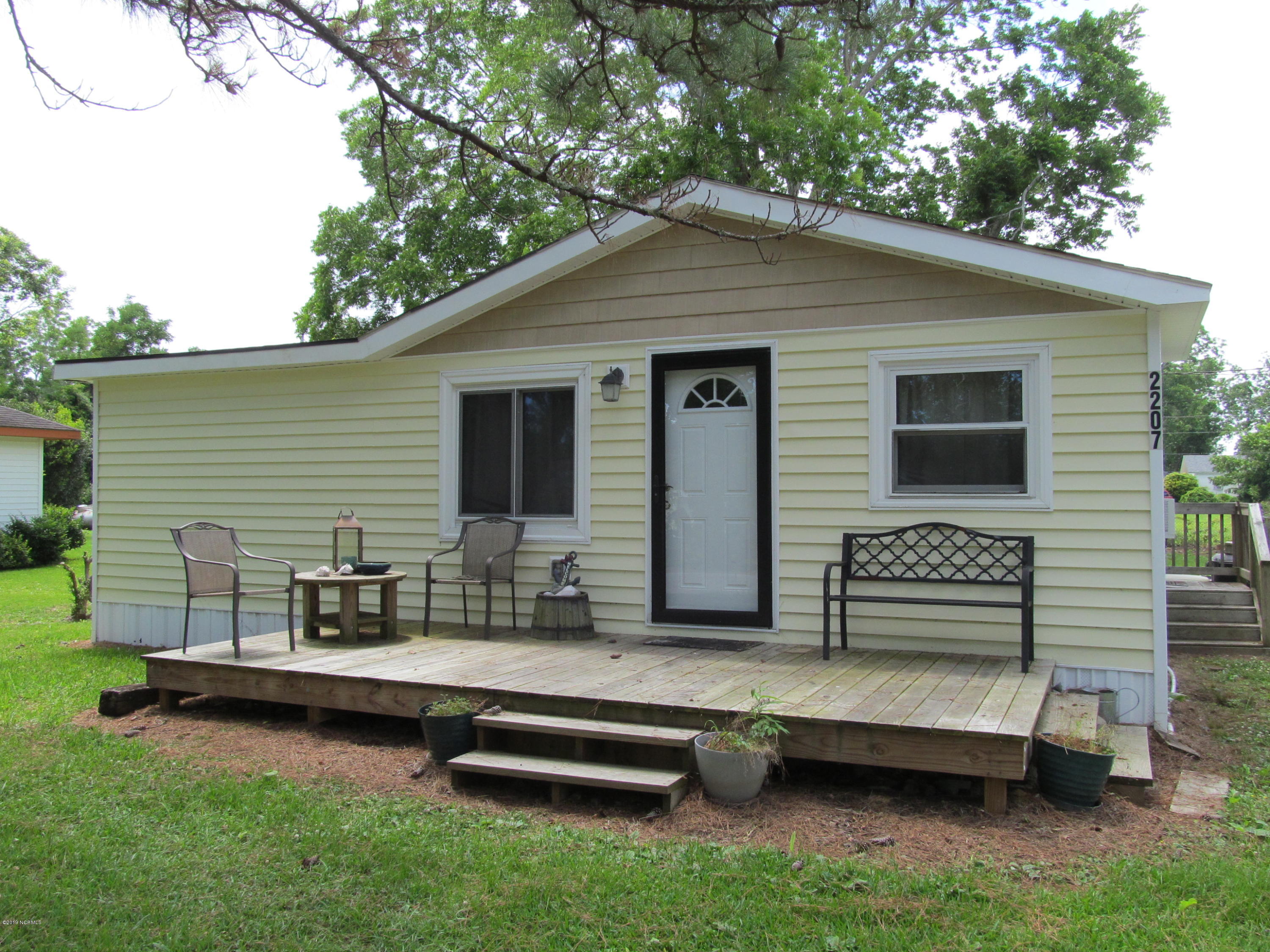 2207 Crab Point Loop Road Morehead City, NC 28557 - Photo 2 of 14 Front