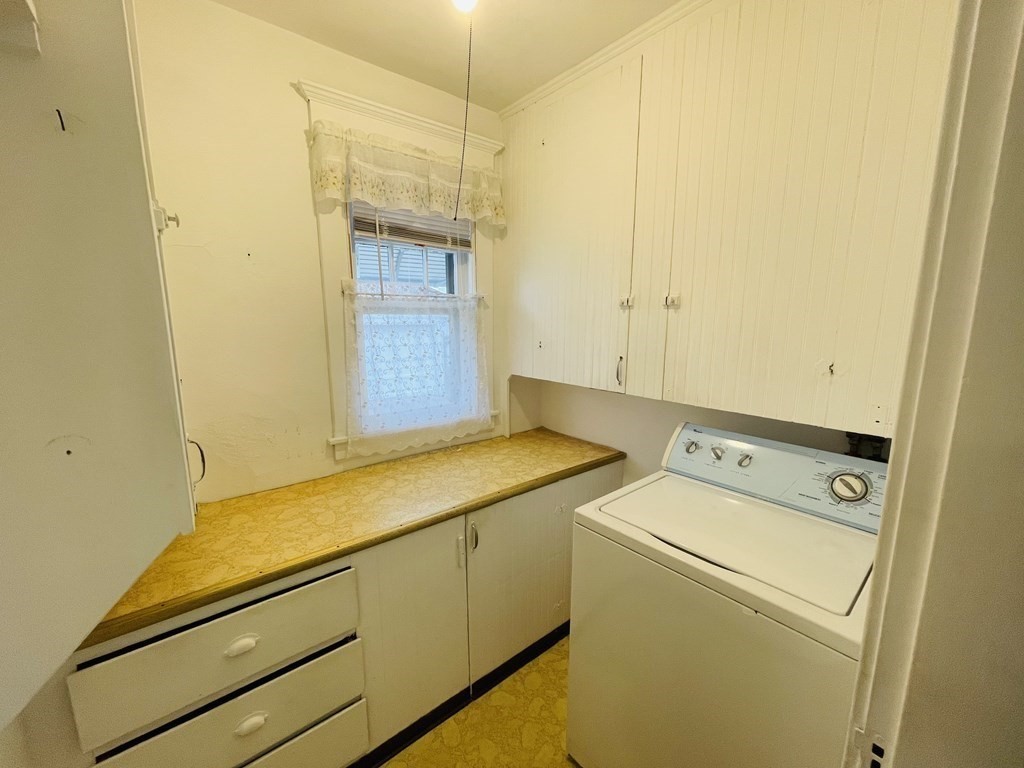 22 Thames Street Springfield, MA 01104 - Photo 7 of 15 a utility room with dryer and washer