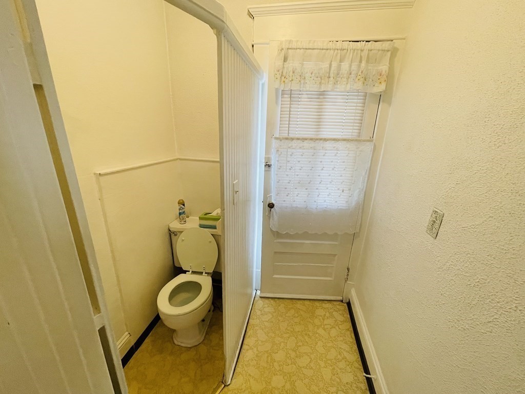 22 Thames Street Springfield, MA 01104 - Photo 8 of 15 a bathroom with a tub