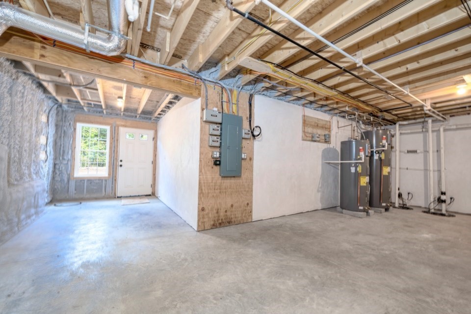 82 Tavern Way Hanson, MA 02341 - Photo 23 of 36