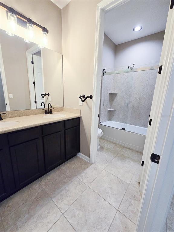 3543 Meadow Breeze Loop Ocoee, FL 34761 - Photo 27 of 38 a bathroom with a sink a mirror and a bathtub