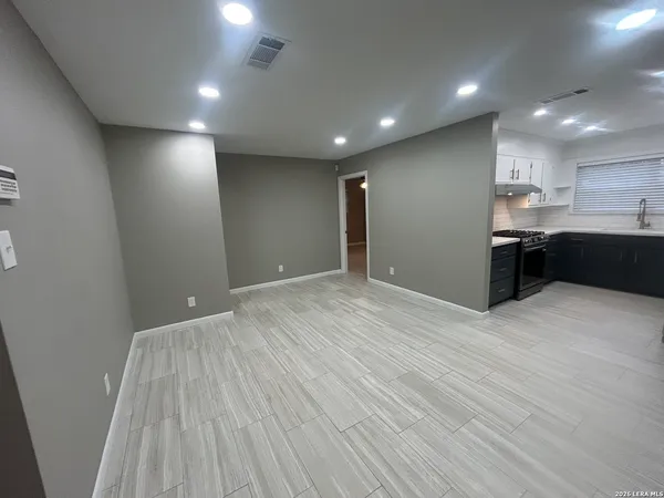 $229,000 | 1833 West Maple Drive, Orange, TX 77632