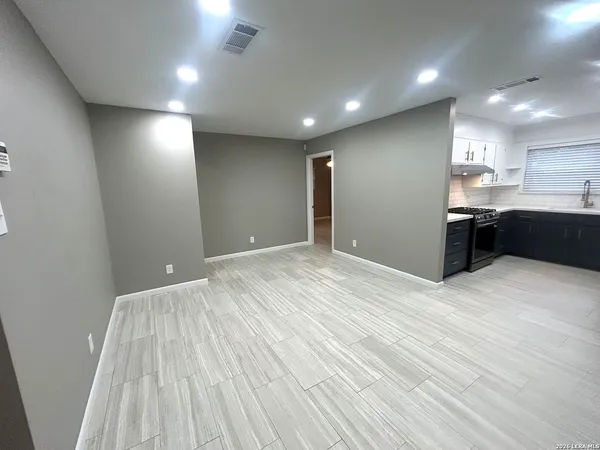 $229,000 | 1833 West Maple Drive, Orange, TX 77632