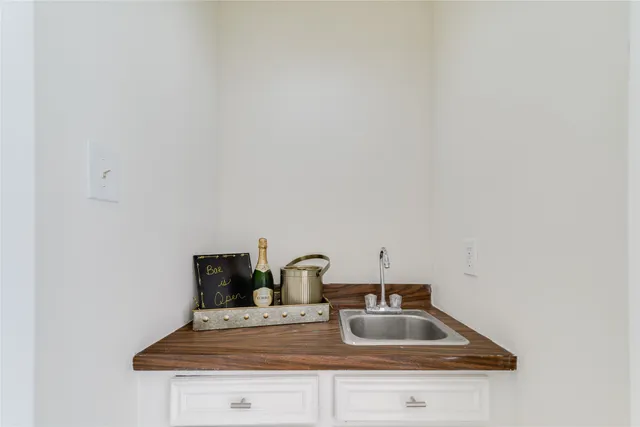 a close view of sink and tap