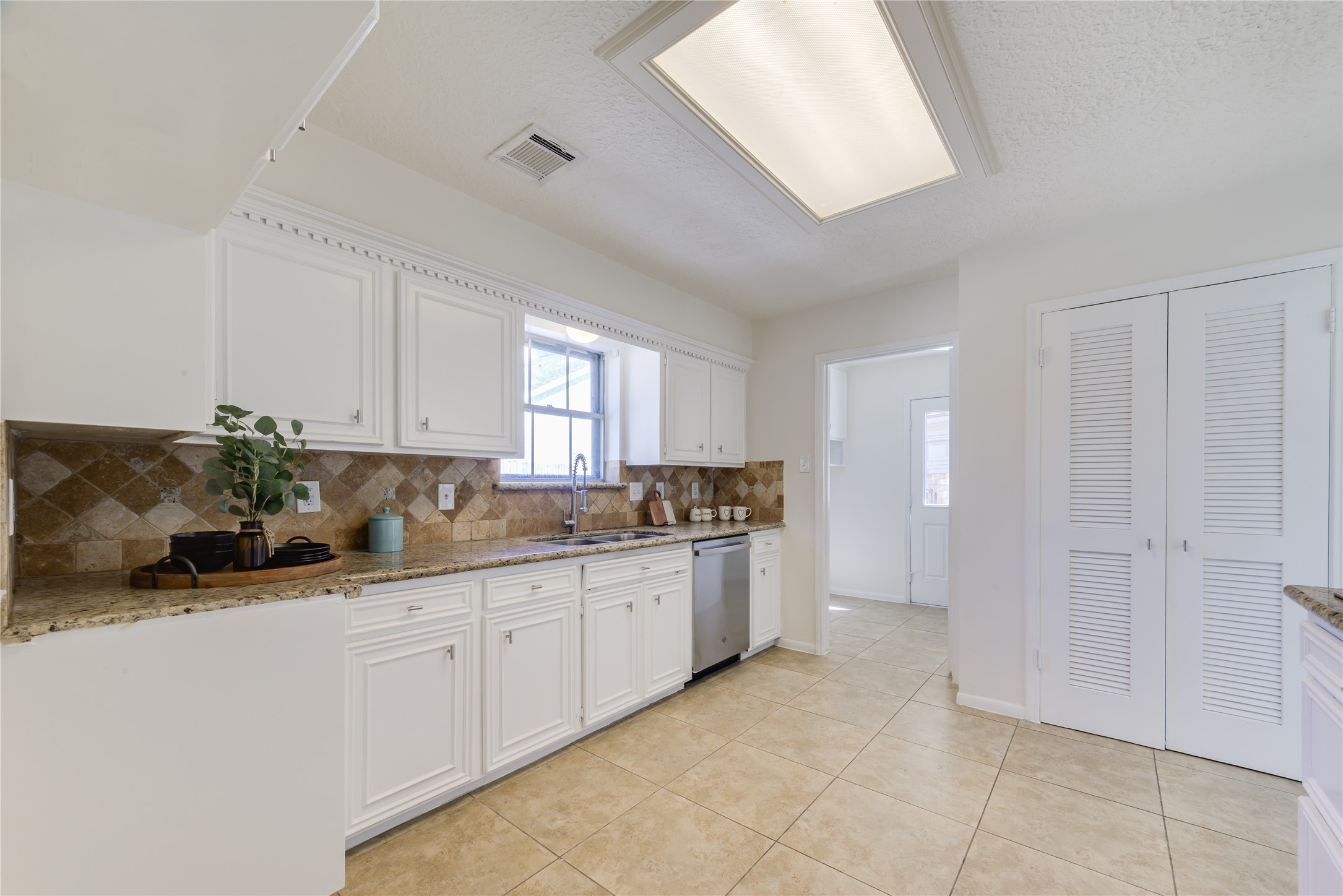 18318 Ella Boulevard Spring, TX 77388 - Photo 8 of 50 a kitchen with a sink and cabinets
