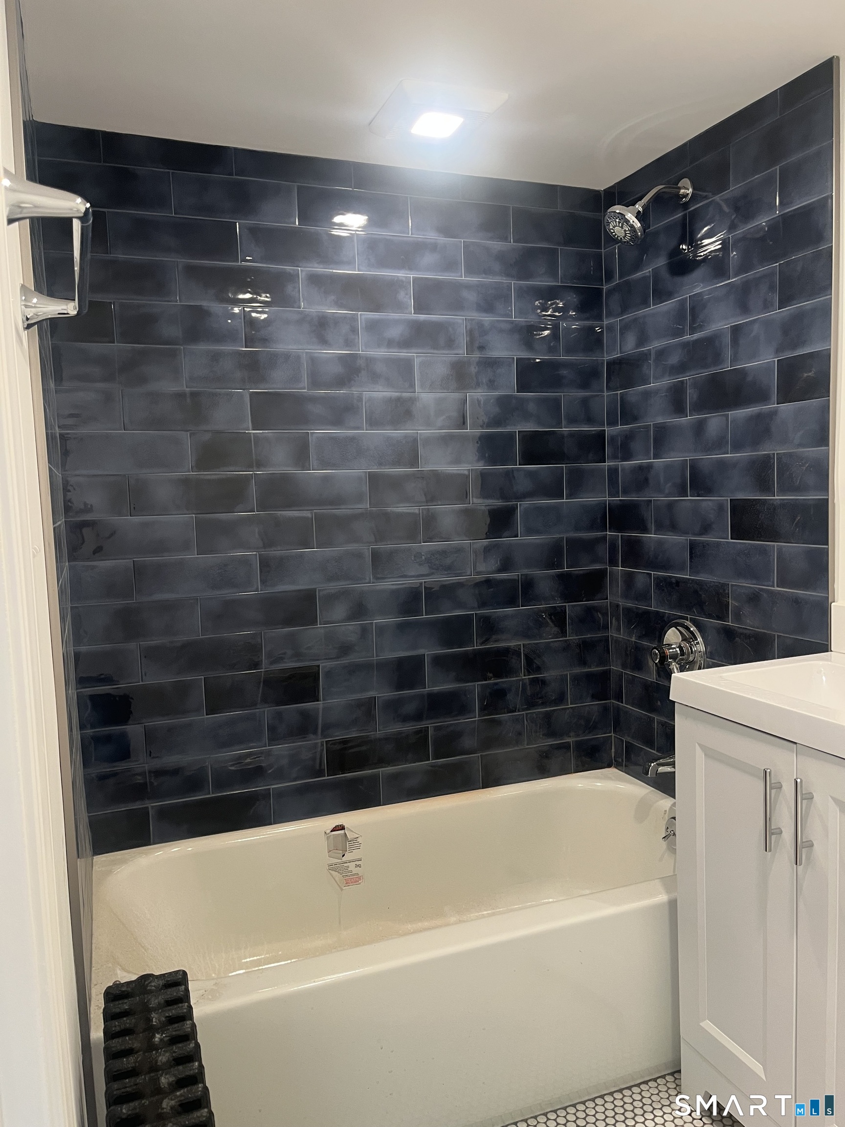 156 Union Street, Unit 2 Manchester, CT 06042 - Photo 6 of 16 a bathroom with a bathtub