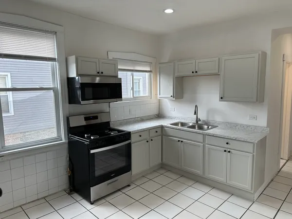 $1,900 | 2139 North Karlov Avenue, Unit 2, Chicago, IL 60639
