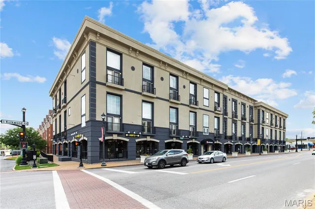 $263,500 | 200 South Kirkwood Road, Unit 320, Kirkwood, MO 63122