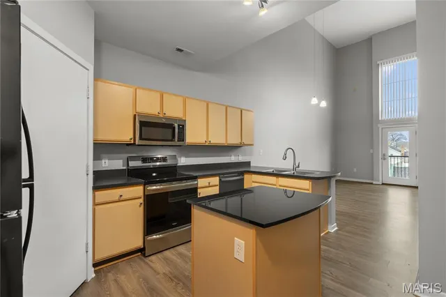 $263,500 | 200 South Kirkwood Road, Unit 320, Kirkwood, MO 63122