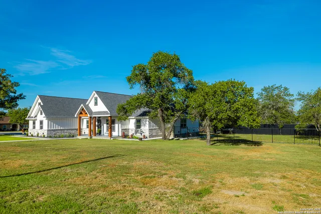 $719,999 | 240 Eagle Rock, Poteet, TX 78065