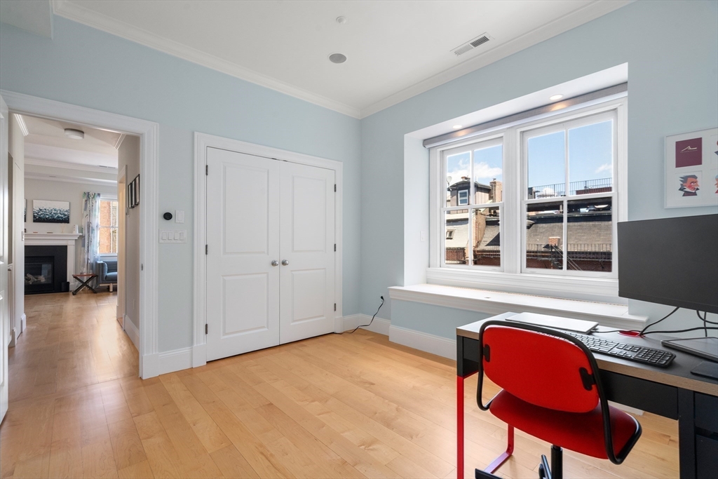 17 Worcester Street, Unit 9 Boston, MA 02118 - Photo 8 of 18 a workspace with furniture and window