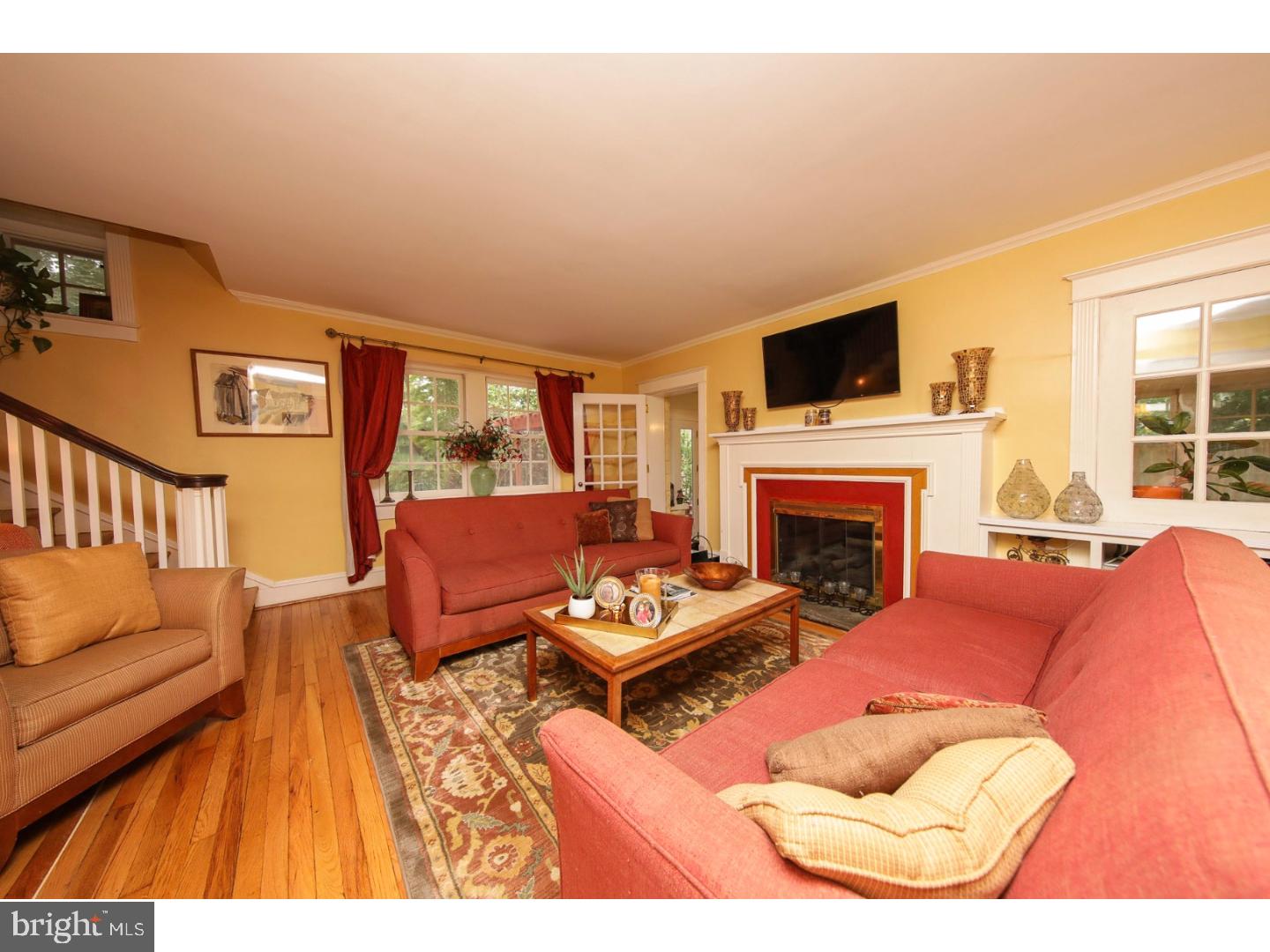 1055 Huntingdon Road Abington, PA 19001 - Photo 2 of 25 Living Room