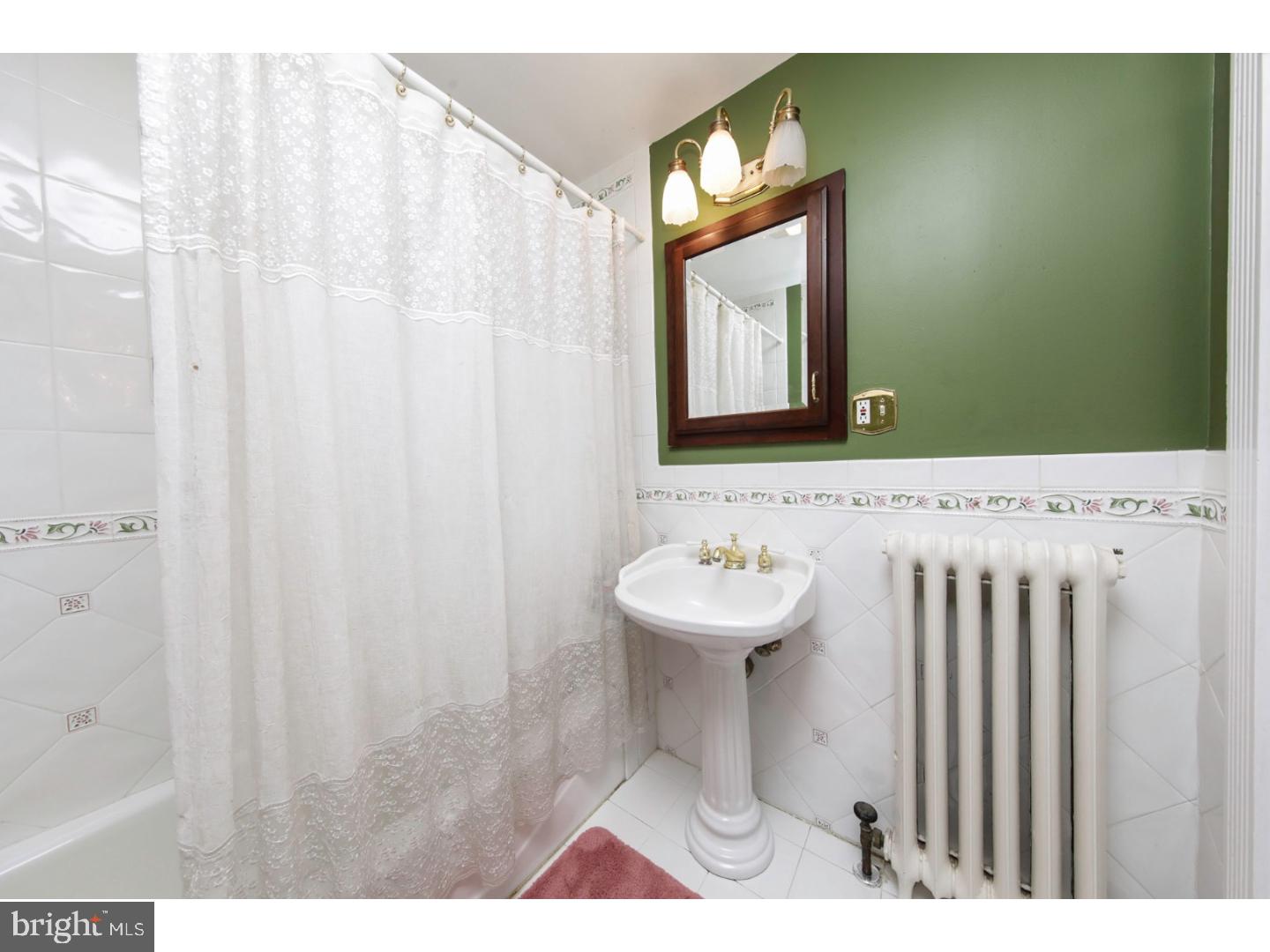 1055 Huntingdon Road Abington, PA 19001 - Photo 19 of 25 Bathroom