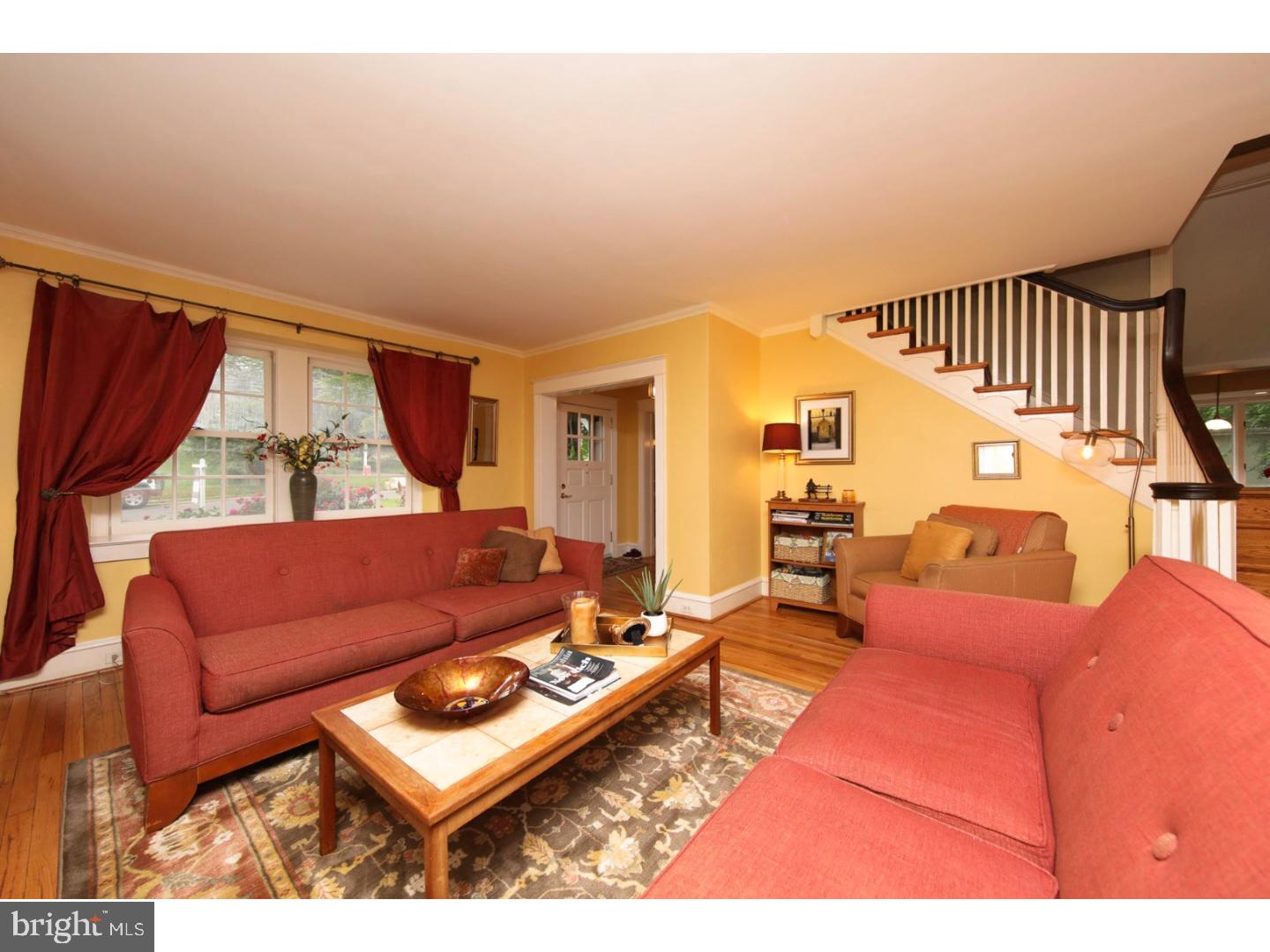 1055 Huntingdon Road Abington, PA 19001 - Photo 3 of 25 Living Room