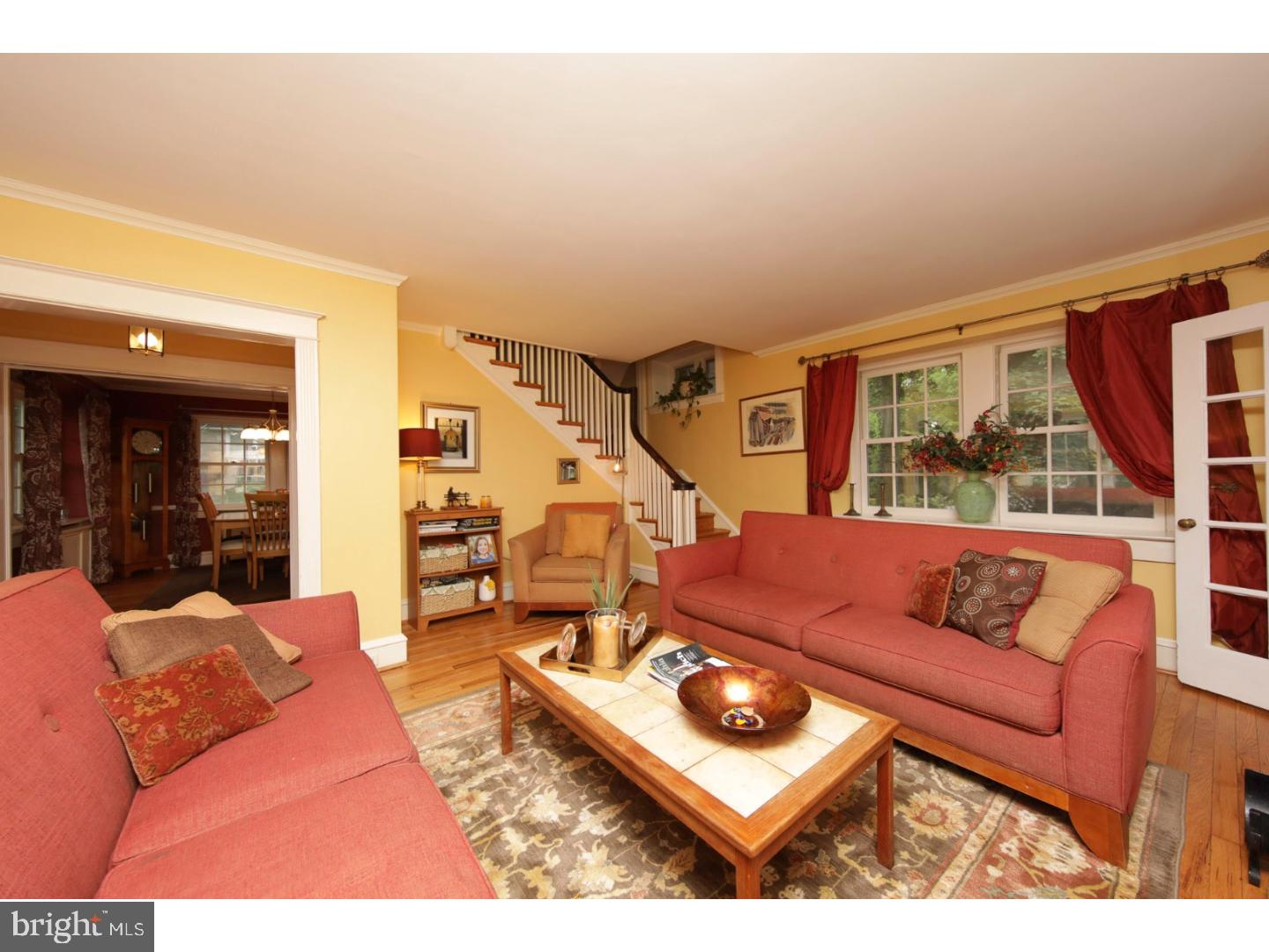 1055 Huntingdon Road Abington, PA 19001 - Photo 4 of 25 Living Room