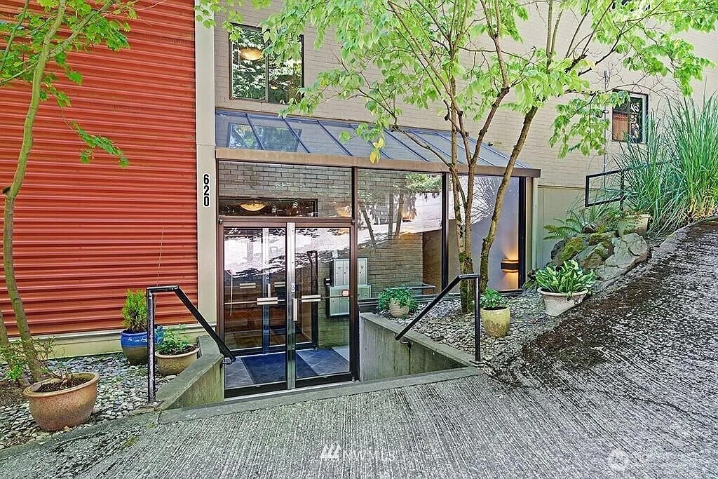 620 West Mercer Place, Unit 2B Seattle, WA 98119 - Photo 25 of 28 a view of a chairs and table in the patio