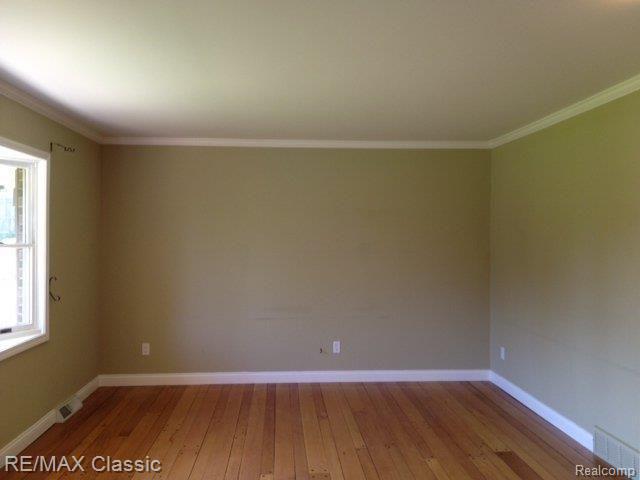 Living Room pic 1.JPG